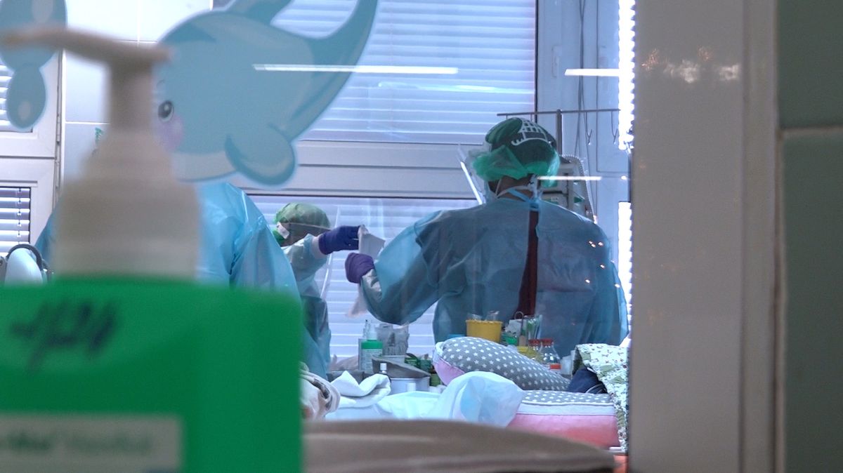 Nemocnice hlásí 600 nových pacientů s covidem denně, na JIP přibývají výrazně méně